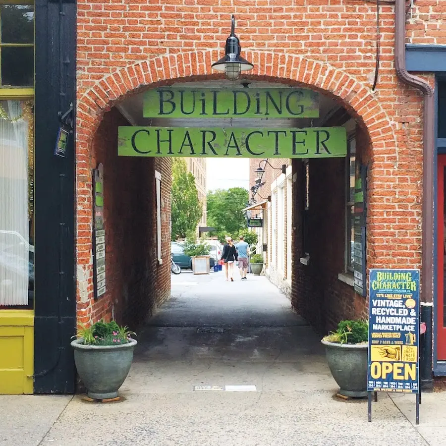 BUiLDiNG CHARACTER