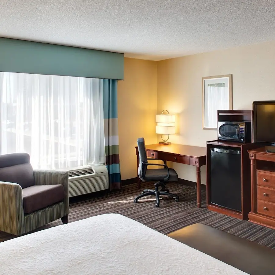 Hampton Inn &amp; Suites by Hilton Toronto Airport