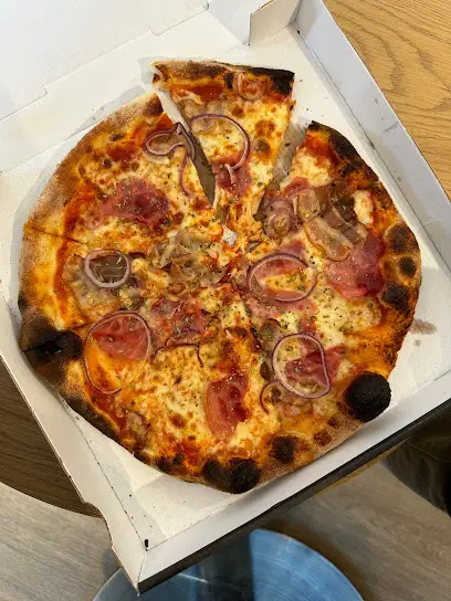 HOLZOFEN Mama Pizza // Pizzakurier